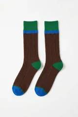 Medias de tejido acanalado con diseño tricolor en tonos marrón, verde y azul.