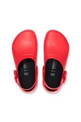 Zueco de goma color rojo con correa trasera ajustable.