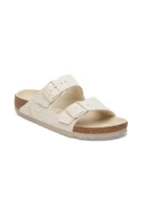 Sandalias Birkenstock Arizona Lena Woven Emboss, color crudo con textura trenzada.