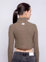 Top negro de manga larga con cuello alto y cierre frontal.