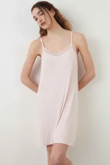 Camisón corto de rib color rosado, con tirantes finos regulables y escote en V decorado con detalles de encaje.