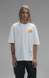 Remera blanca de corte oversize con cuello redondo y manga corta. Presenta una estampa central a todo color con personajes de Dragon Ball montados sobre el dragón Shenlong.