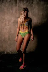 Traje de baño enterizo azul con aberturas en la zona del abdomen y espalda.