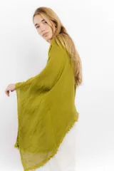 Blusa color rosa pálido de lino con mangas amplias y detalle de costuras en el frente.