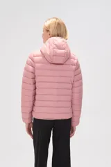 Campera puffer negra de nylon con capucha y cierre frontal.