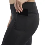 Calza de training Reebok color negro, de tiro medio, confeccionada en tejido absorbente de sudor, con bolsillo lateral.