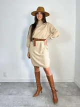 Vestido tipo polerón de tejido de punto color borgoña, con cuello alto, mangas largas con puños ajustados y corte recto. Incluye un cinturón del mismo material con una hebilla decorativa de flor con cristales.