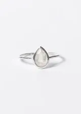 Anillo de plata 925 con piedra luna en forma de gota.