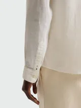 Camisa de lino blanca de manga larga, corte slim-fit, con cuello abotonado (button-down).