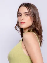 Top negro de tejido de punto, sin mangas y con cuello alto.