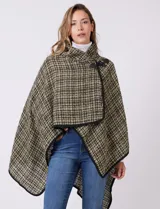 Ruana tejida de Jones New York con diseño a cuadros en tonos verdes y marrones. Presenta cuello alto, cierre frontal con botón tipo trenca y bordes con ribete negro.