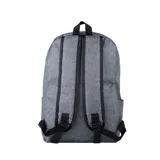 Mochila gris de tela con logo estampado en negro con líneas diagonales. Cuenta con un compartimento principal con cierre, un bolsillo frontal con cierre y bolsillos laterales abiertos.