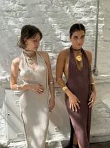 Par de aros de plata 925 con textura trabajada a mano y cierre mariposa.