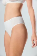 Bombacha tipo vedetina de tiro alto, confeccionada en tricot liso de color beige, con costuras reforzadas en los laterales.