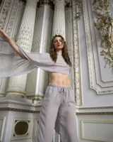 Capa corta de gasa color plateado.