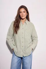 Camisa de corte oversize con estampado de rayas verticales, cuello clásico, cierre frontal con botones y bolsillo en el pecho. Presenta mangas largas con puños abotonados y un diseño fluido.