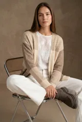 Cardigan de punto con diseño de bloques de color en tonos beige y marrón, con frente abierto, mangas largas y puños acanalados.