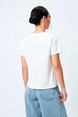 Remera blanca de manga corta y cuello redondo, con estampa frontal inspirada en la temática oriental y la marca Norikumo Store.