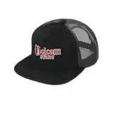 Gorra tipo trucker de cinco paneles, color negro, confeccionada en pana con paneles traseros de malla. Presenta visera plana y bordado frontal con el logo de la marca en tipografía gótica con contorno rojo.