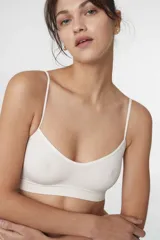 Soutien bralette color beige de microfibra sin costuras, con espalda entera y tirantes finos.