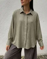 Camisa de manga larga en color verde oliva con sutiles rayas verticales brillantes. Presenta cuello clásico, cierre frontal oculto y puños abotonados.
