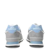 Championes urbanos New Balance modelo 574, color gris con detalles en celeste y blanco, confeccionados en gamuza y malla, con logo "N" característico en los laterales y entresuela ENCAP.