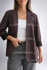 Blazer de línea italiana con textura efecto ante, de corte recto y diseño clásico. Presenta solapas frontales, cierre de un botón y bolsillos decorativos. Confeccionado en tejido suave con elasticidad.