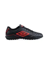 Championes de fútbol Umbro modelo Classico III TF, color negro con detalles en rojo. Diseñados con suela multitaco para césped sintético, cuentan con el logo de la marca en el lateral y en la lengüeta.