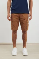 Bermuda cargo de color verde, con diseño funcional de seis bolsillos, incluyendo bolsillos laterales con solapa. Confeccionada en tejido de algodón con elastano para mayor comodidad.