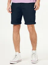 Bermuda de corte recto estilo chino, confeccionada en lino, con ruedo doblado y cierre frontal.