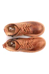 Borcego acordonado color marrón de cuero con plataforma y suela track.