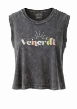 Remera sin mangas de corte holgado y estilo vintage, confeccionada en algodón con efecto de lavado ácido en color gris oscuro. Presenta un estampado frontal con la palabra 'venerdi' en letras coloridas y un diseño de sol minimalista.