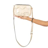 Cartera bandolera rectangular color dorado con diseño acolchado en forma de espiga. Tiene correa larga ajustable y correa de cadena corta.