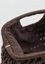 Bolso de mano de fibra natural trenzada en color marrón, con diseño estructurado de tamaño pequeño y asas integradas.