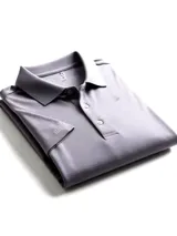 Remera tipo polo gris con cuello abotonado y manga corta.