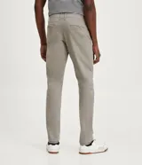 Pantalón de vestir color verde oscuro, corte slim, confeccionado en sarga de algodón y elastano.