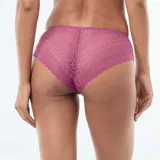 Shorty de encaje color fucsia con diseño geométrico y bordes festoneados.