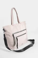Cartera shopper rosada con doble bolsillo frontal con cierre, asas cortas de mano y correa larga ajustable de cinta negra.