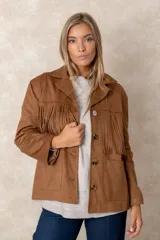 Chaqueta estilo western de gamuza color marrón, con flecos en el frente y la espalda, cuello solapa, cierre frontal con botones y bolsillos cuadrados delanteros.