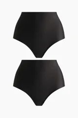 Pack de dos bombachas negras de microfibra con tiro alto y efecto moldeador leve en cintura y glúteos. Presentan un diseño de cobertura total en la parte trasera y ribetes cortados por láser para un acabado invisible bajo la ropa.