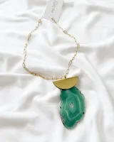 Collar con cadena de eslabones dorados y dije de piedra ágata verde con forma irregular y engarce de latón dorado.