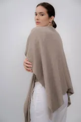 Ruana color visón hecha de 100% baby alpaca, suave y ligera.