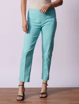 Pantalón verde esmeralda de gabardina elastizada, marca Zac & Rachel, de corte recto con pretina ancha pespunteada y largo al tobillo. Presenta bolsillos simulados.