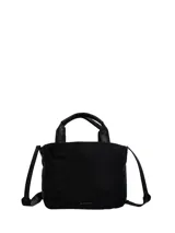 Cartera tipo tote de Hush Puppies en color negro, confeccionada en poliéster reciclado. Cuenta con doble asa de mano con detalle de marca, correa ajustable y desmontable para usar cruzada, compartimento principal con cierre de cordón, bolsillo interior con cierre y bolsillo trasero.