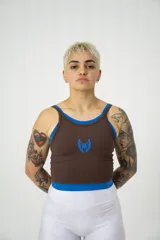Musculosa deportiva marrón con cuello redondo y sisas con ribete azul. Diseño con doble tela y logo estampado en azul en el frente.