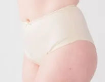 Bombacha faja tiro alto color beige, de alta contención, reforzada en abdomen bajo y con terminaciones sin costuras en las piernas.