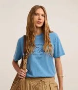 Remera celeste de algodón con cuello redondo y mangas cortas. Estampa frontal con lettering en francés.