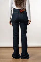 Pantalón de jean azul oscuro, corte semi oxford con abertura lateral en el ruedo y tiro medio.