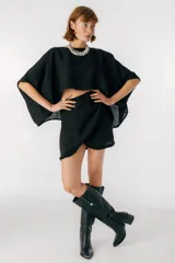 Minifalda color beige de lino, con corte cruzado y lazo lateral.