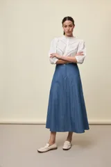Falda larga de denim azul, con tiro alto y silueta amplia de corte midi y caída fluida.